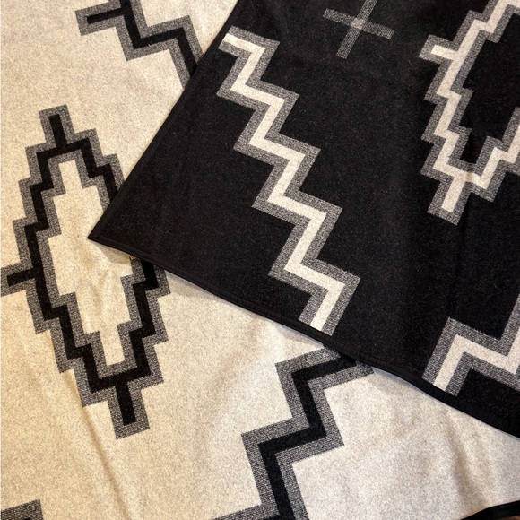 Pendleton Kiva Steps Blanket (Queen 90”x90”) - Picture 3 of 10